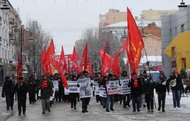 В Саратове прошли праздничная демонстрация и митинг КПРФ
