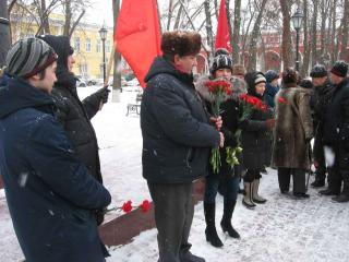 Коммунисты возложили цветы к памятнику В.И.Ленину в Калуге
